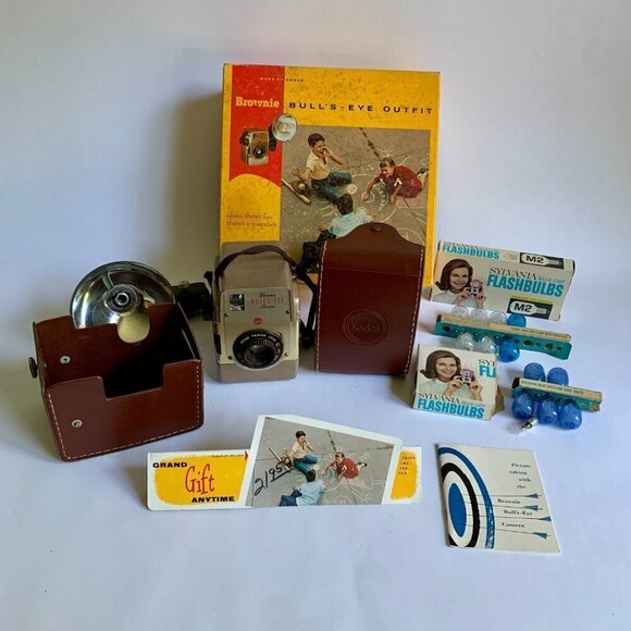 Kodak Brownie Bulls-Eye Camera Outfit In Box Flash Bulbs Leather Case - Picture 1 of 13